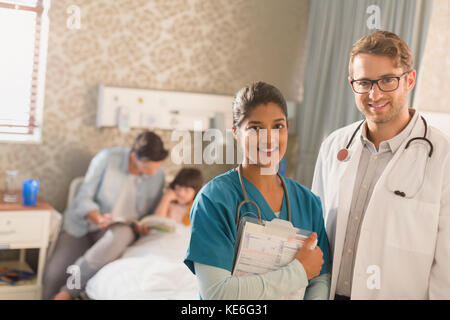 Portrait souriant, médecin homme confiant et infirmière femme faisant des rondes dans la chambre d'hôpital Banque D'Images