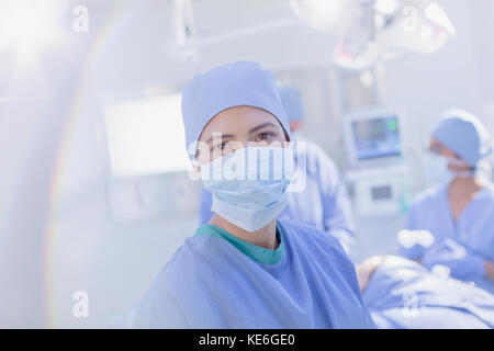 Portrait chirurgien femme confiant portant un masque chirurgical dans la salle d'opération Banque D'Images