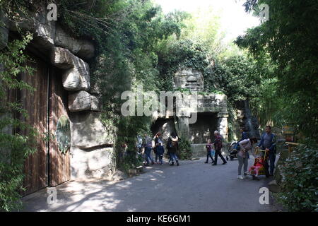 Les personnes qui visitent le zoo de Blijdorp de Rotterdam, aux Pays-Bas. Taman Indah, boîtier pour les éléphants et rhinocéros d'Asie. Banque D'Images