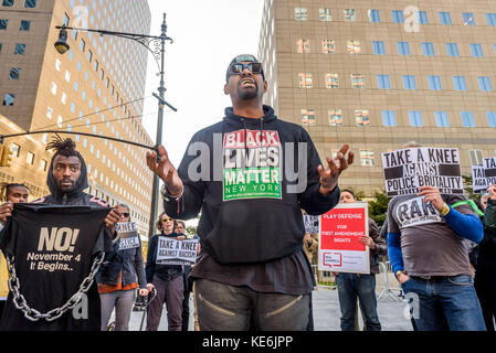 New York, États-Unis. 17 octobre 2017. En prévision de la rencontre de la NFL Fall League à New York le 17 octobre 2017, des groupes de défense organisent une manifestation qui se tient aux genoux devant l'hôtel Conrad New York, pour inciter Roger Goodell et les propriétaires d'équipe de la NFL à résister aux pressions de l'administration Trump et à défendre le droit des joueurs de manifester. Crédit : Erik McGregor/Pacific Press/Alay Live News Banque D'Images