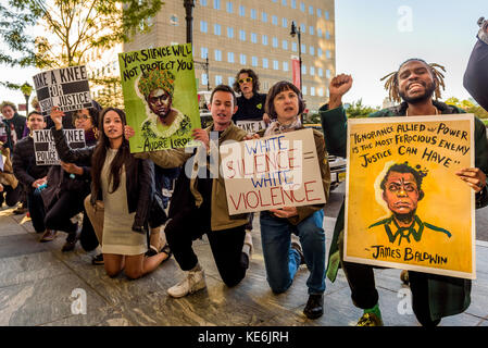 New York, États-Unis. 17 octobre 2017. En prévision de la rencontre de la NFL Fall League à New York le 17 octobre 2017, des groupes de défense organisent une manifestation qui se tient aux genoux devant l'hôtel Conrad New York, pour inciter Roger Goodell et les propriétaires d'équipe de la NFL à résister aux pressions de l'administration Trump et à défendre le droit des joueurs de manifester. Crédit : Erik McGregor/Pacific Press/Alay Live News Banque D'Images