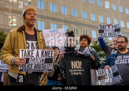 New York, États-Unis. 17 octobre 2017. En prévision de la rencontre de la NFL Fall League à New York le 17 octobre 2017, des groupes de défense organisent une manifestation qui se tient aux genoux devant l'hôtel Conrad New York, pour inciter Roger Goodell et les propriétaires d'équipe de la NFL à résister aux pressions de l'administration Trump et à défendre le droit des joueurs de manifester. Crédit : Erik McGregor/Pacific Press/Alay Live News Banque D'Images