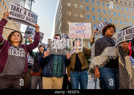 New York, États-Unis. 17 octobre 2017. En prévision de la rencontre de la NFL Fall League à New York le 17 octobre 2017, des groupes de défense organisent une manifestation qui se tient aux genoux devant l'hôtel Conrad New York, pour inciter Roger Goodell et les propriétaires d'équipe de la NFL à résister aux pressions de l'administration Trump et à défendre le droit des joueurs de manifester. Crédit : Erik McGregor/Pacific Press/Alay Live News Banque D'Images