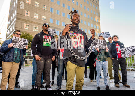 New York, États-Unis. 17 octobre 2017. En prévision de la rencontre de la NFL Fall League à New York le 17 octobre 2017, des groupes de défense organisent une manifestation qui se tient aux genoux devant l'hôtel Conrad New York, pour inciter Roger Goodell et les propriétaires d'équipe de la NFL à résister aux pressions de l'administration Trump et à défendre le droit des joueurs de manifester. Crédit : Erik McGregor/Pacific Press/Alay Live News Banque D'Images