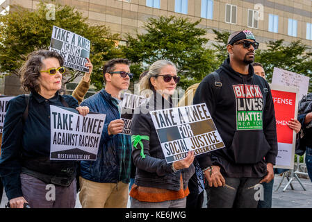 New York, États-Unis. 17 octobre 2017. En prévision de la rencontre de la NFL Fall League à New York le 17 octobre 2017, des groupes de défense organisent une manifestation qui se tient aux genoux devant l'hôtel Conrad New York, pour inciter Roger Goodell et les propriétaires d'équipe de la NFL à résister aux pressions de l'administration Trump et à défendre le droit des joueurs de manifester. Crédit : Erik McGregor/Pacific Press/Alay Live News Banque D'Images