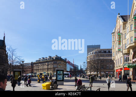 Place de la mairie, Sheffield, à la piscine, pinstone vers barkers et rue Leopold street orchard square avec à droite Banque D'Images