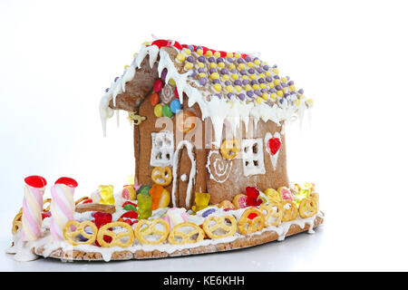 Gingerbread sucre candy house. candyhouse fairy tail couverte de neige et de bonbons colorés des épices maison avec décoration de bonbons colorés Banque D'Images