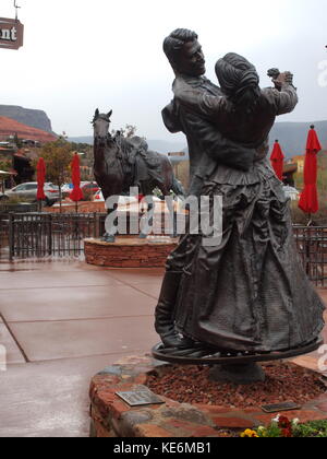 Sedona, Arizona, 2017 pendant la tempête de pluie avec des sculptures en bronze du couple occidental. Banque D'Images