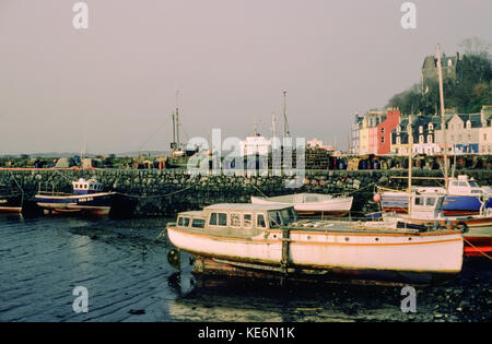 Port de Tobermory avec bateaux de pêche, île de Mull, Inner Hebrides, Écosse, Royaume-Uni dans les années 1980 Banque D'Images