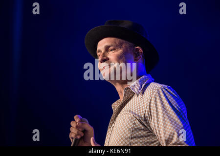 Gord Downie de The Tragically Hip effectue le jour de la fête du Canada, 2014 à Toronto. Downie est décédé à l'âge de 53 ans le 18 octobre 2017 après une bataille contre le cancer du cerveau. Banque D'Images