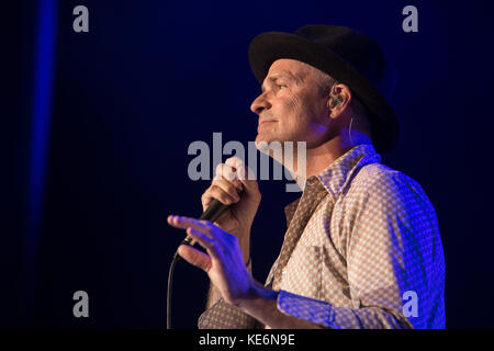 Gord Downie de The Tragically Hip effectue le jour de la fête du Canada, 2014 à Toronto. Downie est décédé à l'âge de 53 ans le 18 octobre 2017 après une bataille contre le cancer du cerveau. Banque D'Images