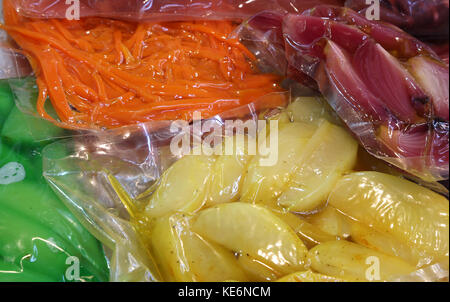 Carottes Pommes Poires et autres fruits sont emballés sous vide dans des contenants hermétiques Banque D'Images