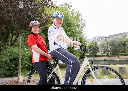 Portrait Of Smiling Senior Couple Banque D'Images