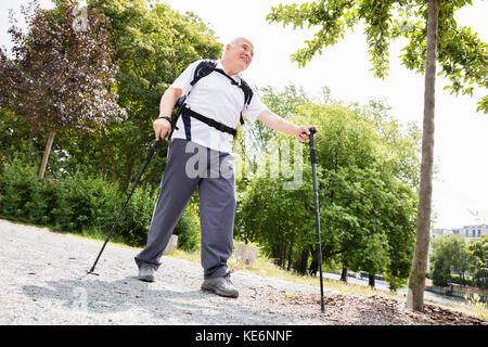 Portrait Of A Senior Male Hiker avec pôle Randonnée Banque D'Images