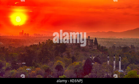 Une prise de vue panoramique époustouflante capture la silhouette enchanteresse du château de Chapultepec au Mexique, baigné dans les teintes chaudes du soleil couchant. Banque D'Images