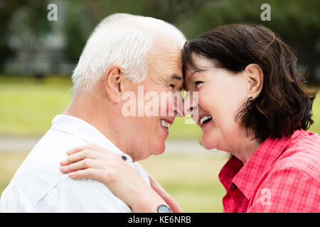 Close-up of A Loving Happy Senior Couple Banque D'Images