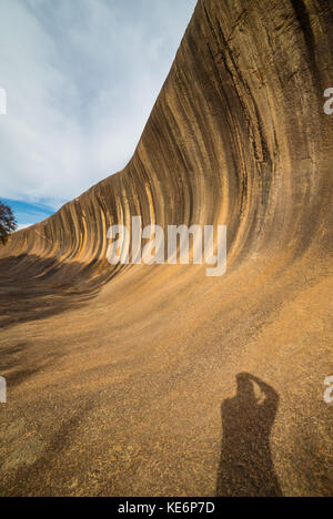 Dans la wave rock fantastique wave rock Wildlife Park près de hyden dans l'ouest de l'Australie.prise de vue au grand angle de l'ombre. Banque D'Images