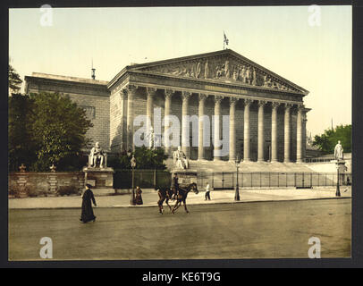 La Chambre des députés de Paris, France, est représentée dans cette image historique, mettant en évidence sa conception architecturale et son rôle dans le processus législatif français. C'est un symbole du système gouvernemental français et de l'histoire politique. Banque D'Images