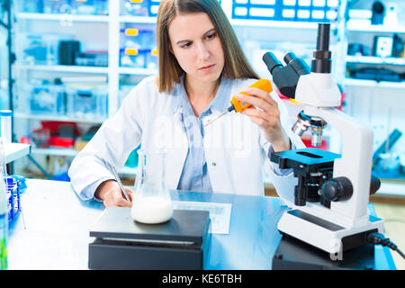 Le contrôle de la qualité des aliments transformés. produit laitier research Banque D'Images