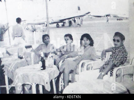 Mme Latief, Sukarsih Nano, Mayo, Rd Mochtar en attente d'Osman Gusmanti Dunia Film 1 Août 1954 p16 Banque D'Images