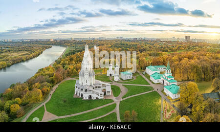 Église de l'Ascension en Kolomenskoe le parc en automne saison (vue aérienne), Moscou, Russie Banque D'Images