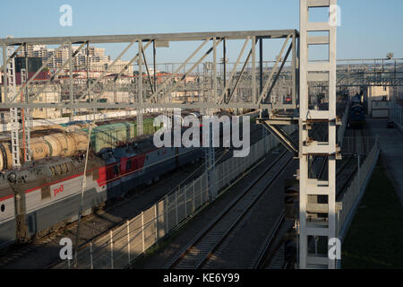 Le 26 juin 2017, ADLER RUSSIE : gare vue du dessus avec les trains Banque D'Images