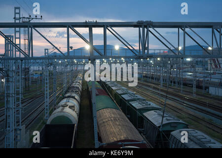 Le 26 juin 2017, ADLER RUSSIE : gare vue du dessus avec les trains Banque D'Images