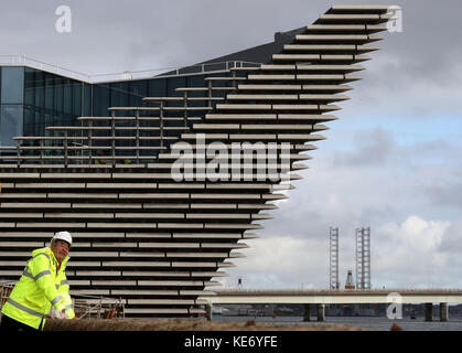 L'architecte japonais Kengo Kuma surplombe la rivière qui fait face au V&A Museum of Design de Dundee, qui se jette dans la rivière Tay. Banque D'Images