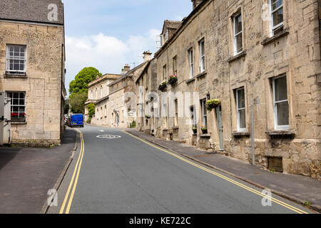 Le B4073, rue Gloucester en Painswick bordée de jolies maisons et d'autres en haut de la colline, l'Église du Christ, Gloucestershire, Royaume-Uni Banque D'Images