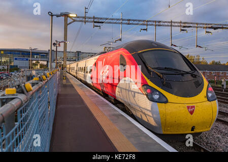 Virgin trains Pendolino à Liverpool South Parkway station. Lumière du soir. Banque D'Images