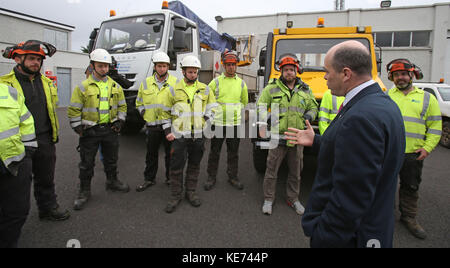 Le ministre des Communications, de l'action climatique et de l'Environnement, Denis Naughten, rencontre des équipages d'Irlande du Nord Electricité qui sont arrivés pour aider ESB Networks à restaurer l'alimentation de 130,000 clients encore sans approvisionnement au Centre de formation ESB de Portlaoise . Banque D'Images