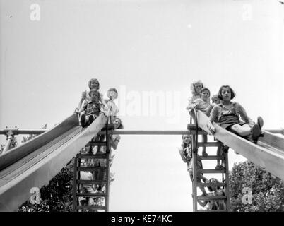 Une photographie d’enfants fréquentant l’école d’été du parc Lafontaine, un cadre éducatif offrant des expériences d’apprentissage durant l’été en milieu naturel. Banque D'Images