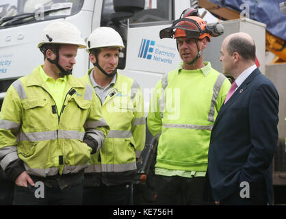 Le ministre des Communications, de l'action climatique et de l'Environnement, Denis Naughten, rencontre des équipages d'Irlande du Nord Electricité qui sont arrivés pour aider ESB Networks à restaurer l'alimentation de 130,000 clients encore sans approvisionnement au Centre de formation ESB de Portlaoise . Banque D'Images