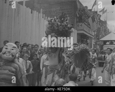 Cette photographie capture un défilé célébrant un événement culturel dans Chinatown, probablement avec des costumes traditionnels, des spectacles et la fierté locale. La scène reflète les célébrations communautaires dynamiques dans cette région. Banque D'Images