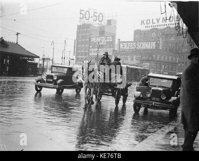 43319 Un dray un modèle Ford modèle 1928 Un coupé et un roadster modèle 1932 Morris Oxford en pluie d'été Place De La Gare Banque D'Images