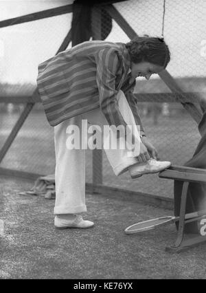 43599 Une Talbot ou Lois Stuart de la Southern Highlands Ville Blanche de tennis sur gazon Carnaval Pays Rushcutters Bay Janvier 1935 Banque D'Images