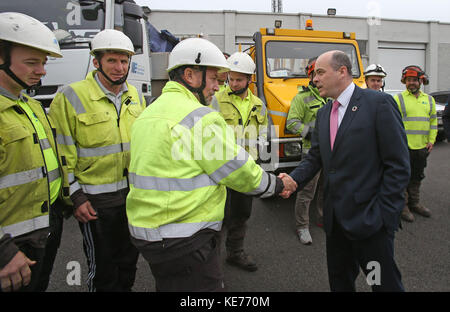 Le ministre des Communications, de l'action climatique et de l'Environnement, Denis Naughten, rencontre des équipages d'Irlande du Nord Electricité qui sont arrivés pour aider ESB Networks à restaurer l'alimentation de 130,000 clients encore sans approvisionnement au Centre de formation ESB de Portlaoise . Banque D'Images