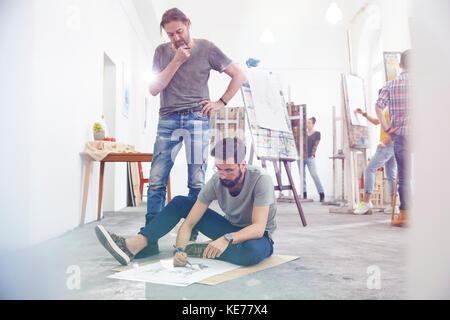 Hommes Artistes en train de dessiner la classe d'art studio Banque D'Images