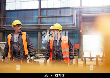 Les hommes marchant dans l'usine Banque D'Images