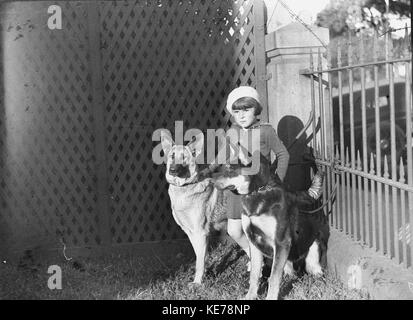 42301 dog show à Marrickville Petite fille avec deux chiens alsacien Banque D'Images