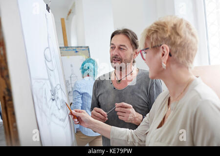 Croquis d'artistes dans la classe d'art studio Banque D'Images