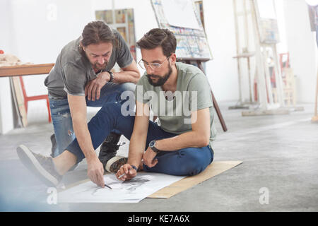 Hommes Artistes esquisse sur marbre dans la classe d'art studio Banque D'Images