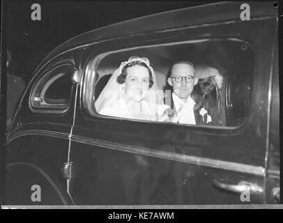 La photographie '24349 Lorna Elizabeth Englert-Edward William Howitt Wedding St John's Church' capture la cérémonie de mariage de Lorna Elizabeth Englert et Edward William Howitt à l'église St John's, Sydney, le 7 février 1938. Banque D'Images