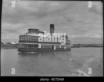 Cette image capture un bateau historique sur le port de Newcastle, en Nouvelle-Galles du Sud, en Australie, photographié pour le Newcastle Morning Herald. Le showboat, symbole du divertissement sur l'eau, reflète l'importance culturelle des événements maritimes dans la région. Banque D'Images