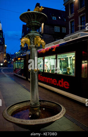 Tram passant la fontaine d'eau de cheval sur la place du marché, Brême, Banque D'Images