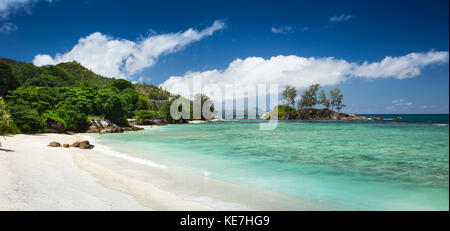 Les Seychelles, Mahe, Port Glaud, plage et abandonné Seychelles National Youth Service panoramique camp Banque D'Images