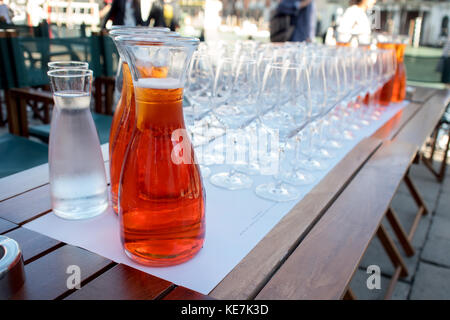 Cocktail aperol dans une bouteille au restaurant sur la rue Banque D'Images