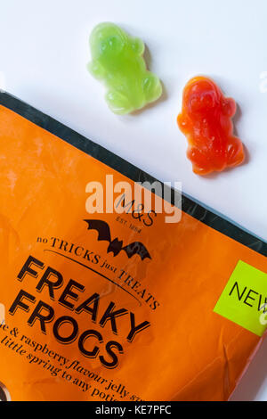 Sachet de M&S Freaky orange grenouilles arôme de framboise & apple jelly sweets ajouter un peu de printemps à n'importe quel potion - pas de trucs juste pour Halloween treats Banque D'Images