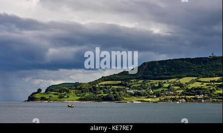 Paysage verdoyant et luxuriant le long de la côte Atlantique ; Carnlough, comté d'Antrim, Irlande Banque D'Images