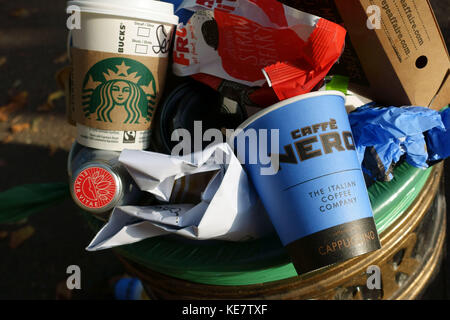 Café non recyclables tasses à emporter dans la poubelle de rue, Londres Banque D'Images